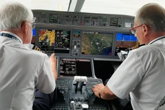 Phi công đang làm việc trong buồng lái. (Ảnh: Việt Hùng/Vietnam+)