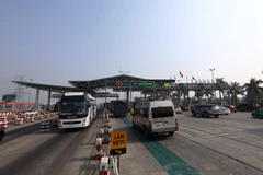 Đến ngày 31/12/2020 cơ bản các trạm sẽ thu phí tự động không dừng. (Ảnh: Huy Hùng/Vietnam+)