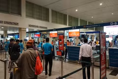 Hành khách làm thủ tục chuyến bay của Jetstar Pacific từ Thành phố Hồ Chí Minh-Hà Nội trong chiều ngày 15/4. (Ảnh: Tiến Sỹ/Vietnam+)