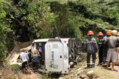 Hiện trường vụ tai nạn giao thông lật xe khách ở Quảng Bình ngày 26/7/2020 khiến 15 người thiệt mạng. (Ảnh: TTXVN)