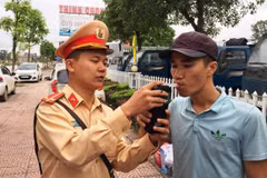 Cảnh sát giao thông tiến hành kiểm tra đo nồng độ cồn đối với lái xe. (Ảnh: Việt Hùng/Vietnam+)
