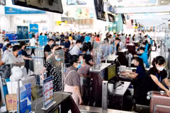 Lượng hành khách qua sân bay Nội Bài phục hồi tăng trưởng nhanh trở lại. (Ảnh: CTV/Vietnam+)