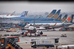 Máy bay của hai hãng hàng không Vietnam Airlines và Jetstar Pacific tại sân bay Nội Bài. (Ảnh: Hoàng Anh/Vietnam+)