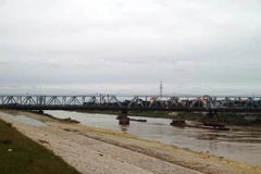 Tàu thuyền lưu thông qua cầu Đuống. (Ảnh: CTV/Vietnam+)