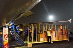 Các hãng hàng không sẽ vận chuyển miễn phí hàng hoá cứu trợ tới vùng lũ miền Trung. (Ảnh: CTV/Vietnam+)