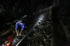 Tổng công ty Đường sắt Việt Nam đang gặp nhiều khó khăn khi không được giao dự toán ngân sách cho bảo trì kết cấu hạ tầng đường sắt. (Ảnh: Minh Sơn/Vietnam+)