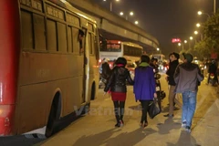 Xe khách vẫn ngang nhiên dừng đỗ, đón trả khách ngay trước cổng các bến xe. (Ảnh: Minh Sơn/Vietnam+)