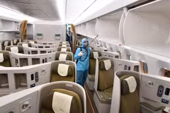 Máy bay được phun khử khuẩn bằng hóa chất đặc dụng ngay sau khi hành khách rời tàu. (Ảnh: PV/Vietnam+)