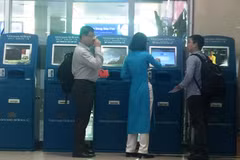 Hành khách làm dịch vụ thủ tục trực tuyến vé máy bay tại quầy Kios Vietnam Airlines ở một số sân bay. (Ảnh: Việt Hùng/Vietnam+)
