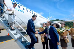 Những hành khách đầu tiên trên chuyến bay thẳng từ Hà Nội-Côn Đảo. (Ảnh: CTV/Vietnam+)