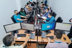 Cán bộ công nhân viên Vietnam Airlines làm việc tại Trung tâm Điều hành khai thác dự phòng của hãng. (Ảnh: CTV/Vietnam+)