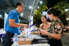 Vietnam Airlines Festa-Hè vẫy gọi” là cơ hội để người dân mua được vé máy bay giá rẻ đi kèm với các tour du lịch trọn gói. (Ảnh: Hiếu Hoàng/Vietnam+)