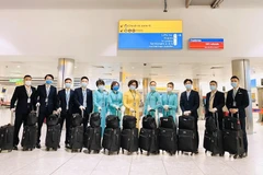 Tổ bay chuẩn bị lên đường phục vụ chuyến bay từ châu Âu về Việt Nam. (Ảnh: VNA cung cấp)