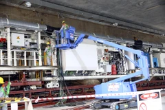 Nhà thầu đang tiến hành lắp đặt máy đào hầm của tuyến metro Nhổn-ga Hà Nội. (Ảnh: Huy Hùng/Vietnam+)