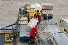 Nhân viên các bộ phận của Vietjet tiếp nhận hàng cứu trợ gửi đến miền Trung (ảnh: Huyền Minh)