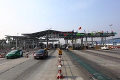Phương tiện lưu thông trên làn thu phí tự động của một trạm BOT đã vận hành và khai thác. (Ảnh: Huy Hùng/Vietnam+)