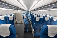 Máy bay Vietnam Airlines được tiến hành khử trùng để phòng tránh virus SARS-CoV-2. (Ảnh: CTV/Vietnam+)