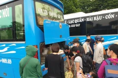 Xe khách nối đuôi về bến, ùn tắc cục bộ cửa ngõ Thủ đô sau dịp 30/4