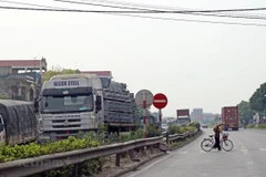 Phương tiện lưu thông trên tuyến Quốc lộ 5. (Ảnh: Huy Hùng/Vietnam+)