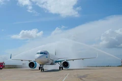 Chuyến bay quốc tế đầu tiên đến Cảng hàng không Quy Nhơn của hãng hàng không Bamboo Airways. (Ảnh: CTV/Vietnam+)
