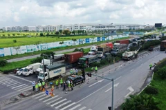 Đến hết năm 2021, VIDIFI sẽ cố gắng sửa chữa khoảng 30km đường hư hỏng nặng trên tuyến Quốc lộ 5, đảm bảo êm thuận cho các xe lưu thông. (Ảnh: Việt Hùng/Vietnam+)