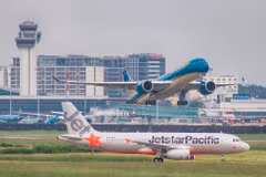 Máy bay của hai hãng hàng không Vietnam Airlines và Jetstar Pacific. (Ảnh: CTV/Vietnam+)