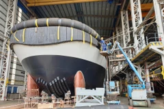 Đóng tàu là nghề nặng nhọc trong khi mức lương lại chưa cao và vấp phải sự cạnh tranh từ bên ngoài dẫn đến việc khó giữ chân người lao động . (Ảnh: Việt Hùng/Vietnam+)