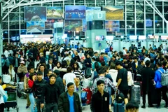 Hành khách làm thủ tục chuyến bay tại Cảng hàng không quốc tế Nội Bài. (Ảnh: CTV/Vietnam+)