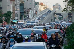 Lượng phương tiện dồn nhanh và nhiều ở cùng một thời điểm khiến nút giao Ngã Tư Sở bị ùn tắc sau khi thông xe đường vành đai 2 đoạn Ngã Tư Sở-Ngã Tư Vọng. (Ảnh: Minh Hiếu/Vietnam+)