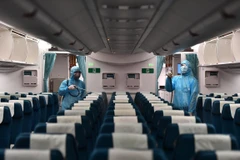 Vietnam Airlines là hãng hàng không duy nhất phun khử trùng toàn bộ đội tàu bay khai thác trong ngày nhằm phòng chống dịch bệnh COVID-19. (Ảnh: CTV/Vietnam+)