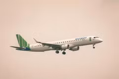 Máy bay phản lực thế hệ mới Embraer 195 của hãng hàng không Bamboo Airways dùng để bay thẳng tới Côn Đảo. (Ảnh: CTV/Vietnam+)