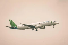 Máy bay phản lực thế hệ mới Embraer 195 của hãng hàng không Bamboo Airways dùng để bay thẳng tới Côn Đảo. (Ảnh: CTV/Vietnam+)