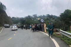 Hiện trường vụ tai nạn giao thông giữa ôtô va chạm xe máy, lao xuống vực làm 4 người tử vong. (Nguồn ảnh: Facebook OTO+)