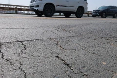 Dù đã trải quan nhiều đợt sửa chữa, những vết rạn nứt vẫn xuất hiện trên mặt cầu Thăng Long. (Ảnh: Việt Hùng/Vietnam+)