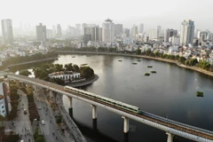 Đoàn tàu đường sắt đô thị Cát Linh-Hà Đông chạy qua khu vực hồ Hoàng Cầu. (Ảnh: Danh Lam/TTXVN)