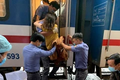 Tổ tàu SE4 chạy hành trình Nam-Bắc đã đỡ đẻ thành công cho một sản phụ sinh con. (Ảnh: Facebook Đường sắt Việt Nam)