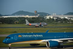 Máy bay của hai hãng hàng không Vietnam Airlines và Jetstar Pacific hạ cánh tại một sân bay. (Ảnh: Hoàng Anh/Vietnam+)