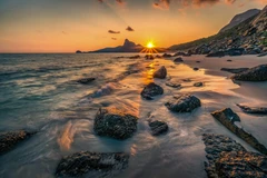 Bờ biển tại Côn Đảo đẹp trong ánh nắng hoàng hôn. (Ảnh: CTV/Vietnam+)