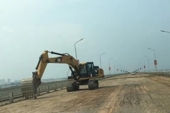 Mặt cầu Thăng Long đã được cào bóc lớp bê tông nhựa để sửa chữa lại đảm bảo tuổi thọ lâu dài. (Ảnh: Việt Hùng/Vietnam+)