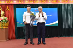 Giải Nhất được trao cho loạt bài 2 kỳ: Ứng dụng công nghệ cảnh báo va chạm, tai nạn giao thông của tác giả Quang Hưng, Báo Nhân dân. (Ảnh: Việt Hùng/Vietnam+)