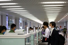 Hành khách làm thủ tục nhập cảnh tại sân bay quốc tế Nội Bài. (Ảnh: Huy Hùng/TTXVN)