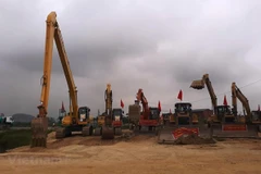 Huy động máy móc triển khai thi công đoạn tuyến cao tốc Mai Sơn-Quốc lộ 45. (Ảnh: Việt Hùng/Vietnam+)