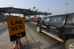 Phương tiện chưa dán thẻ nhưng cố tình đi vào làn thu phí tự động sẽ bị xử phạt nghiêm. (Ảnh: Huy Hùng/Vietnam+)