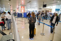 Cảng hàng không Nội Bài thực hiện nghiêm giãn cách xã hội tại nhà ga hành khách. (Ảnh: Phan Công/Vietnam+)