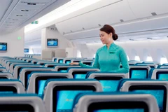 Tiếp viên Vietnam Airlines phục vụ tận tâm, tận tình với hành khách là hình ảnh đẹp của hãng hàng không Quốc gia Việt Nam. (Ảnh: CTV/Vietnam+) 