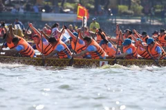 Có 32 đội thuyền đến từ 23 đoàn tranh tài tại giải Bơi chải Thuyền rồng Hà Nội mở rộng năm 2020. (Ảnh: CTV/Vietnam+)