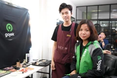 Nhiều chị em đối tác tài xế Gojek bất ngờ và thú vị với diện mạo mới của mình khi lần đầu tiên được trang điểm, làm tóc. (Ảnh: CTV/Vietnam+)