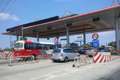 Phương tiện lưu thông qua trạm thu phí BOT. (Ảnh: Việt Hùng/Vietnam+)