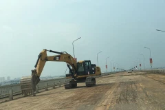 Mặt cầu Thăng Long đã được cào bóc lớp bê tông nhựa để sửa chữa lại đảm bảo tuổi thọ lâu dài. (Ảnh: Việt Hùng/Vietnam+)