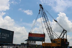 Bốc dỡ hàng hóa tại một cảng biển Việt Nam. (Ảnh: Hồng Thái/TTXVN)